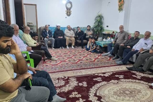 عطر ایثار و شهادت در النگ پیچید؛ روایتگری رزمندگان در منازل شهدا