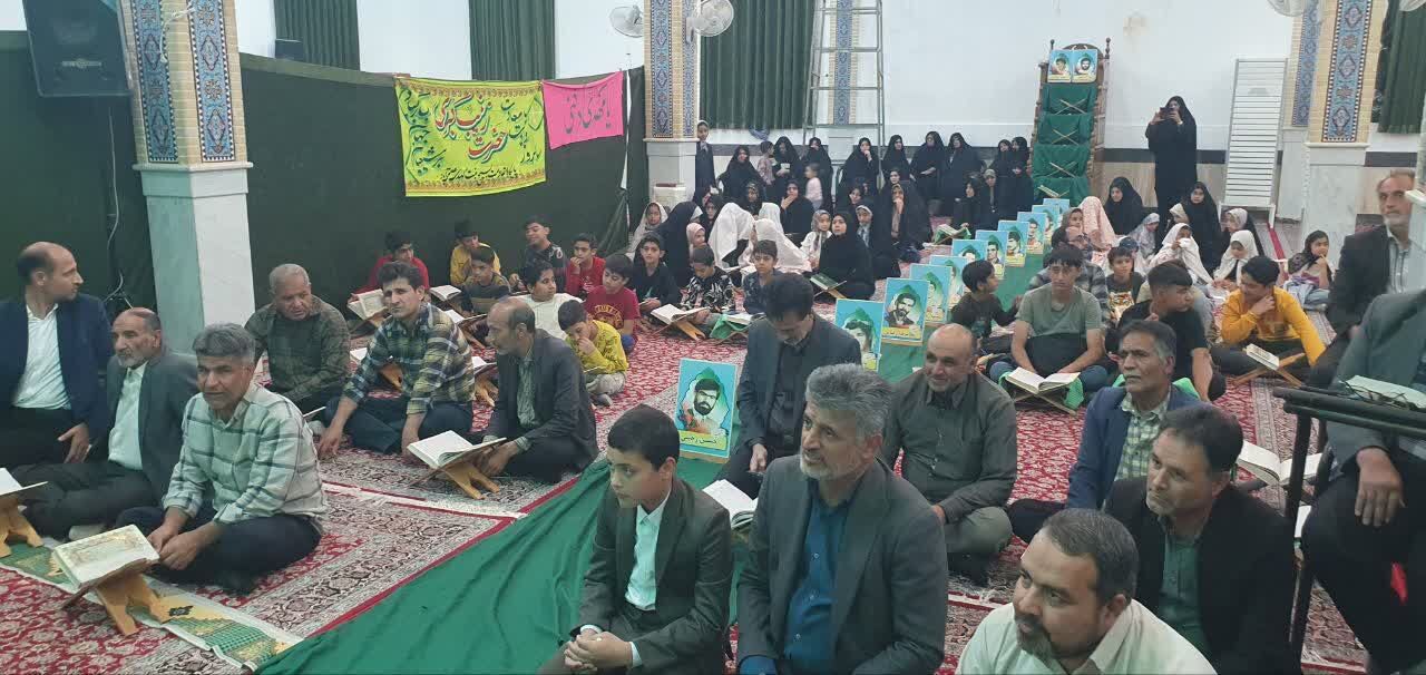 محفل تدبری «انس با قرآن» در مسجد امام حسن عسکری (ع) روستای علی‌آباد آران و بیدگل برگزار شد