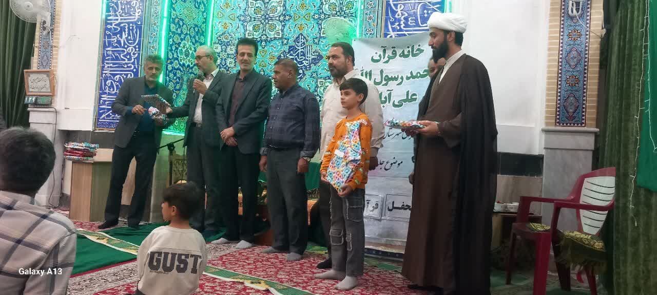 محفل تدبری «انس با قرآن» در مسجد امام حسن عسکری (ع) روستای علی‌آباد آران و بیدگل برگزار شد