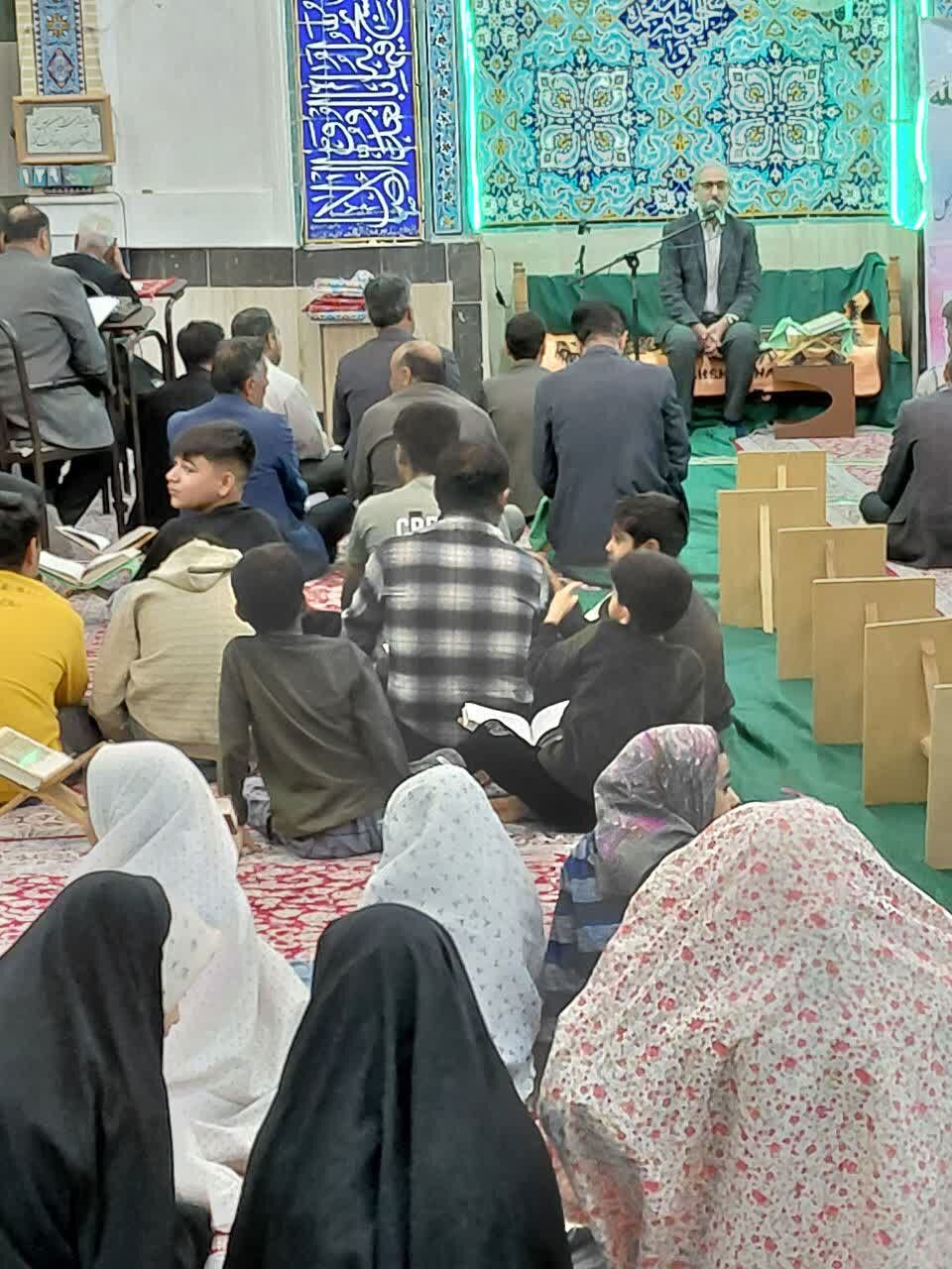 محفل تدبری «انس با قرآن» در مسجد امام حسن عسکری (ع) روستای علی‌آباد آران و بیدگل برگزار شد