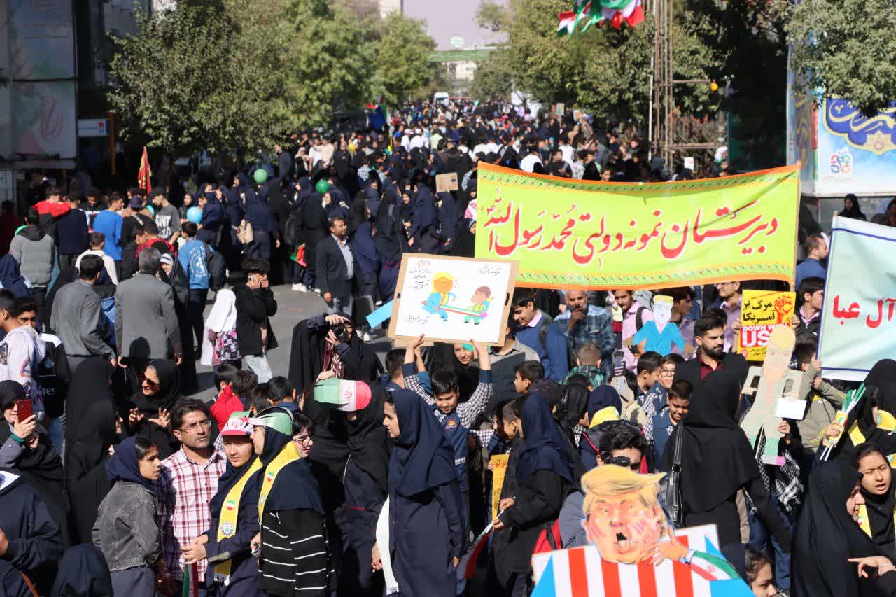 فریاد استکبارستیزی مردم دیار دارالمرحمه سمنان در راهپیمایی ۱۳ آبان