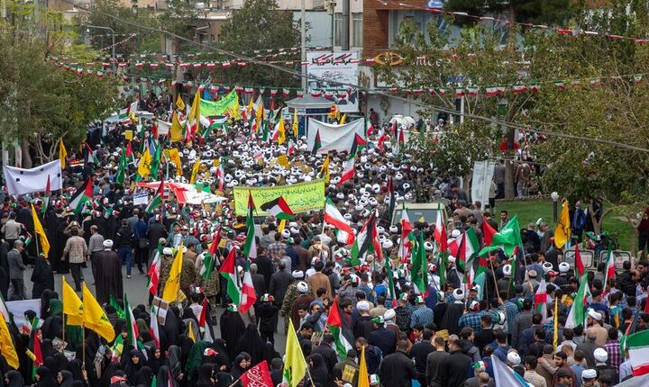 خروش مردم قم در یوم‌الله ۱۳ آبان