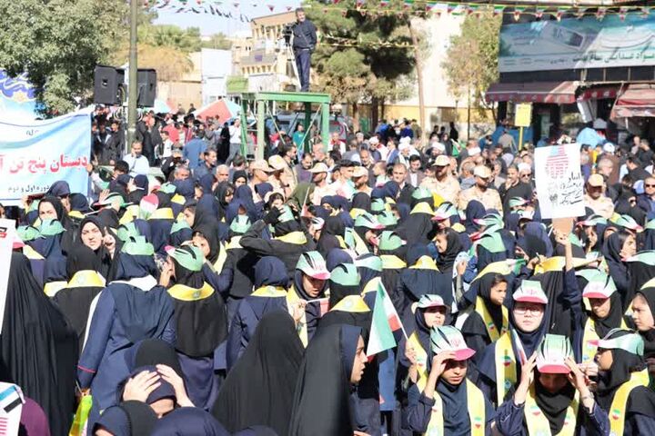 فریاد استکبارستیزی مردم دیار دارالمرحمه سمنان در راهپیمایی ۱۳ آبان