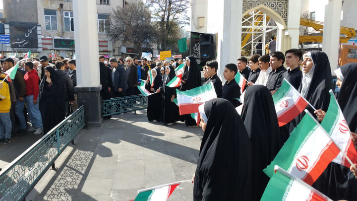 غرفه کانون‌های مساجد در مسیر راهپیمایی ۱۳ آبان برپا شد