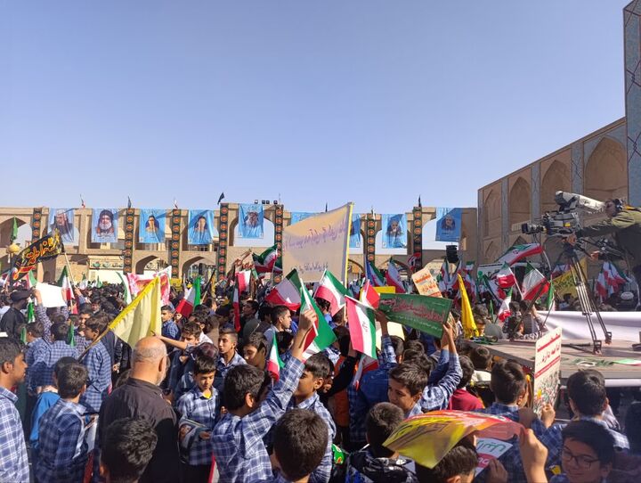 فریاد استکبارستیزی مردم یزد در راهپیمایی۱۳ آبان