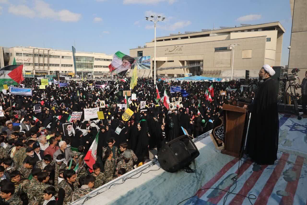 جوانان و نخبگان دانشگاهی در جنگ روایتها میدانداری کنند