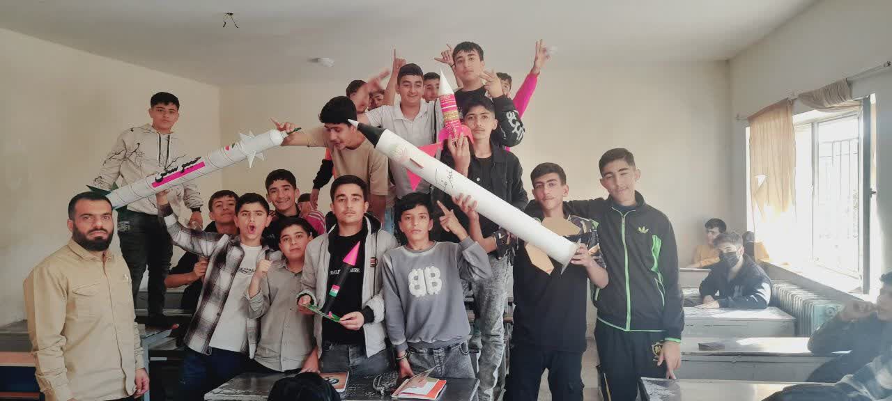 موشکهای نمادین نوجوانان مسجدی در آسمان ایمان و خودباوری ۱۳ آبان