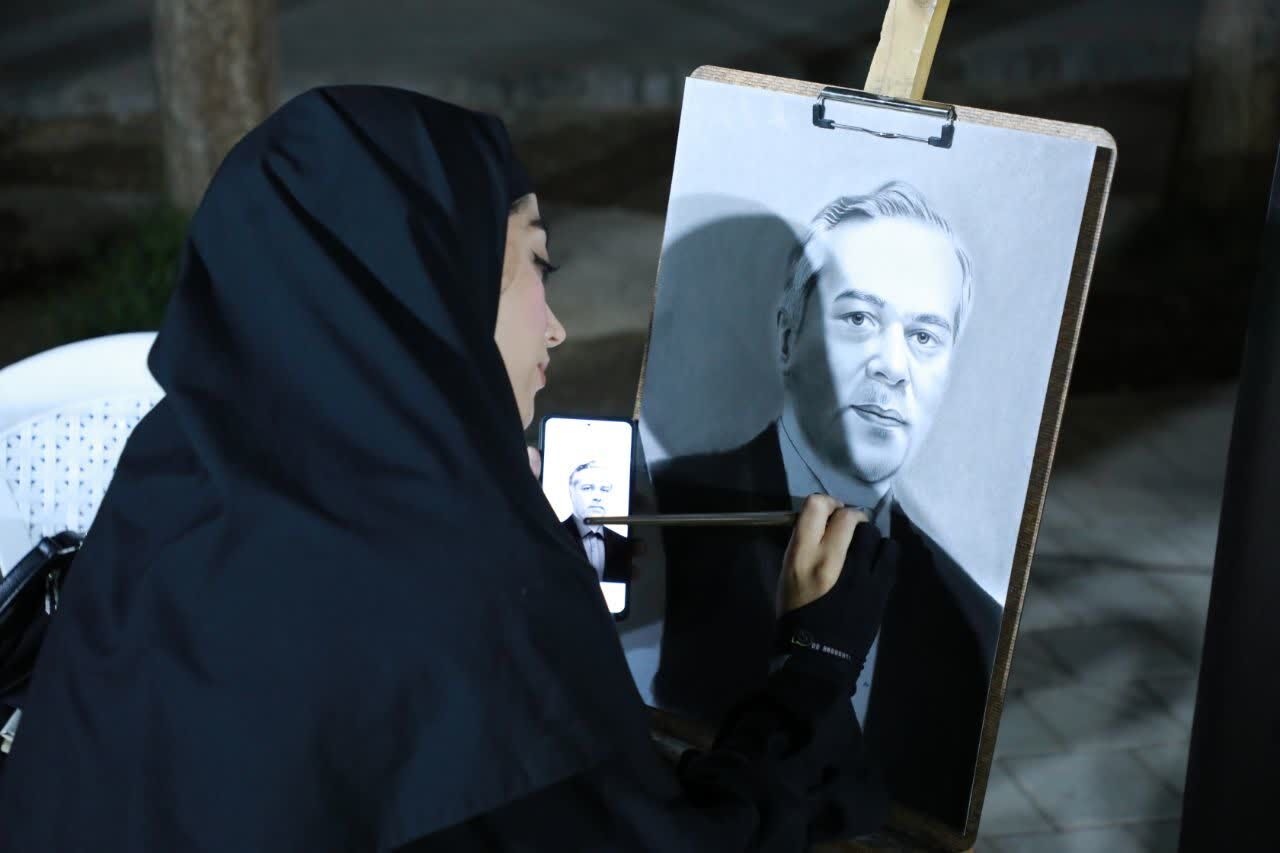 «کلاس مقاومت» در کاشان؛ تجلیل از شهدای دانشآموز جنگ ۱۲ روزه با نمایش چهره شهید ساداتی ارمکی بر بوم هنر
