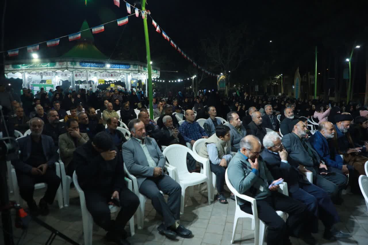 «کلاس مقاومت» در کاشان؛ تجلیل از شهدای دانش‌آموز جنگ ۱۲ روزه با نمایش چهره شهید ساداتی ارمکی بر بوم هنر