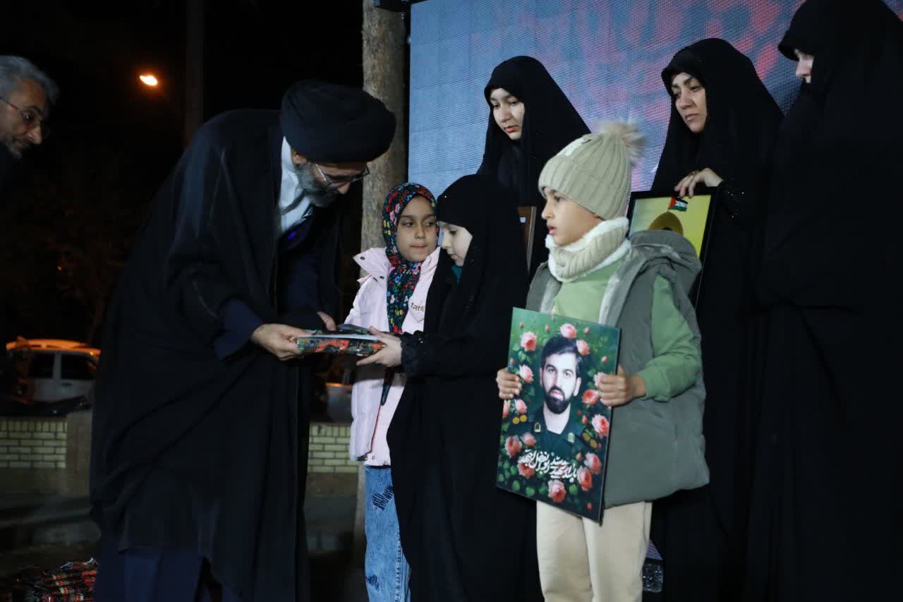 «کلاس مقاومت» در کاشان؛ تجلیل از شهدای دانش‌آموز جنگ ۱۲ روزه با نمایش چهره شهید ساداتی ارمکی بر بوم هنر