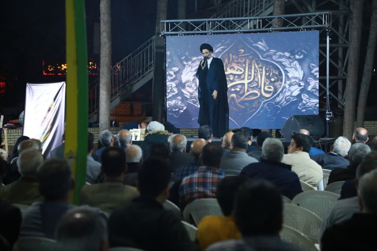 «کلاس مقاومت» در کاشان؛ تجلیل از شهدای دانشآموز جنگ ۱۲ روزه با نمایش چهره شهید ساداتی ارمکی بر بوم هنر