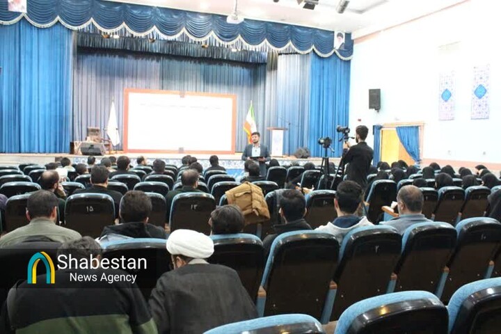 والدین، مربیان و نوجوانان مهارت‌های تربیتی را می‌آموزند