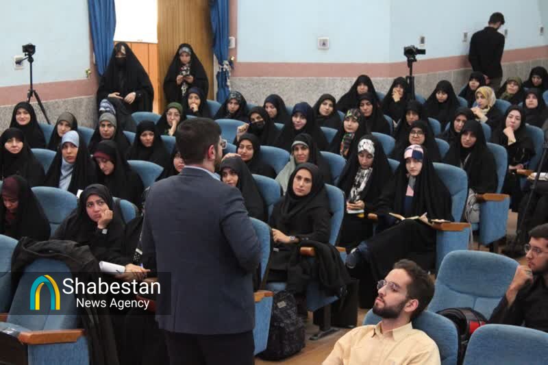 والدین، مربیان و نوجوانان مهارت‌های تربیتی را می‌آموزند