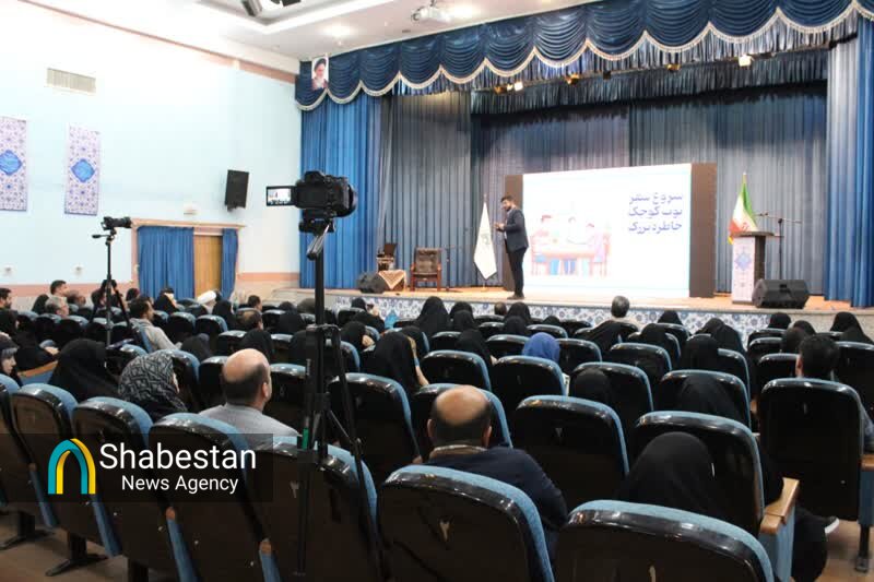 والدین، مربیان و نوجوانان مهارتهای تربیتی را میآموزند