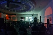 اکران مجنون در مسجد روستای ابویسان