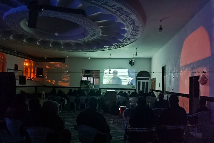 اکران مجنون در مسجد روستای ابویسان