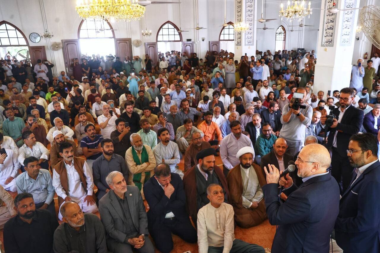 قالیباف در نماز جمعه کراچی پاکستان شرکت کرد