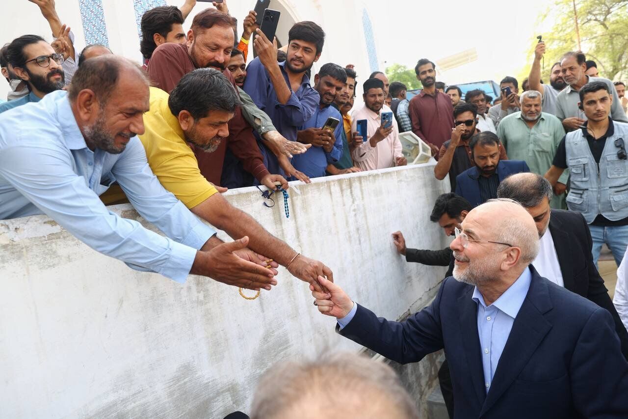 قالیباف در نماز جمعه کراچی پاکستان شرکت کرد