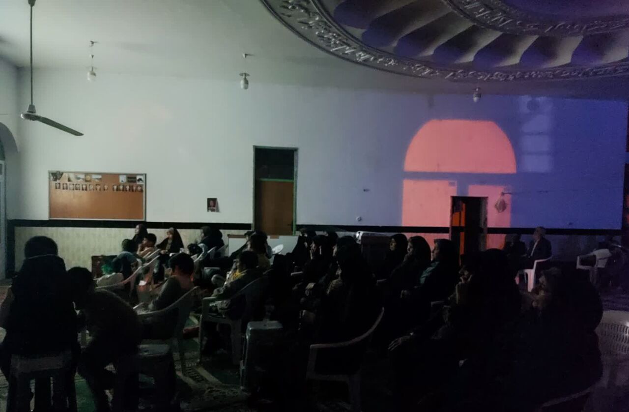 اکران مجنون در مسجد روستای ابویسان
