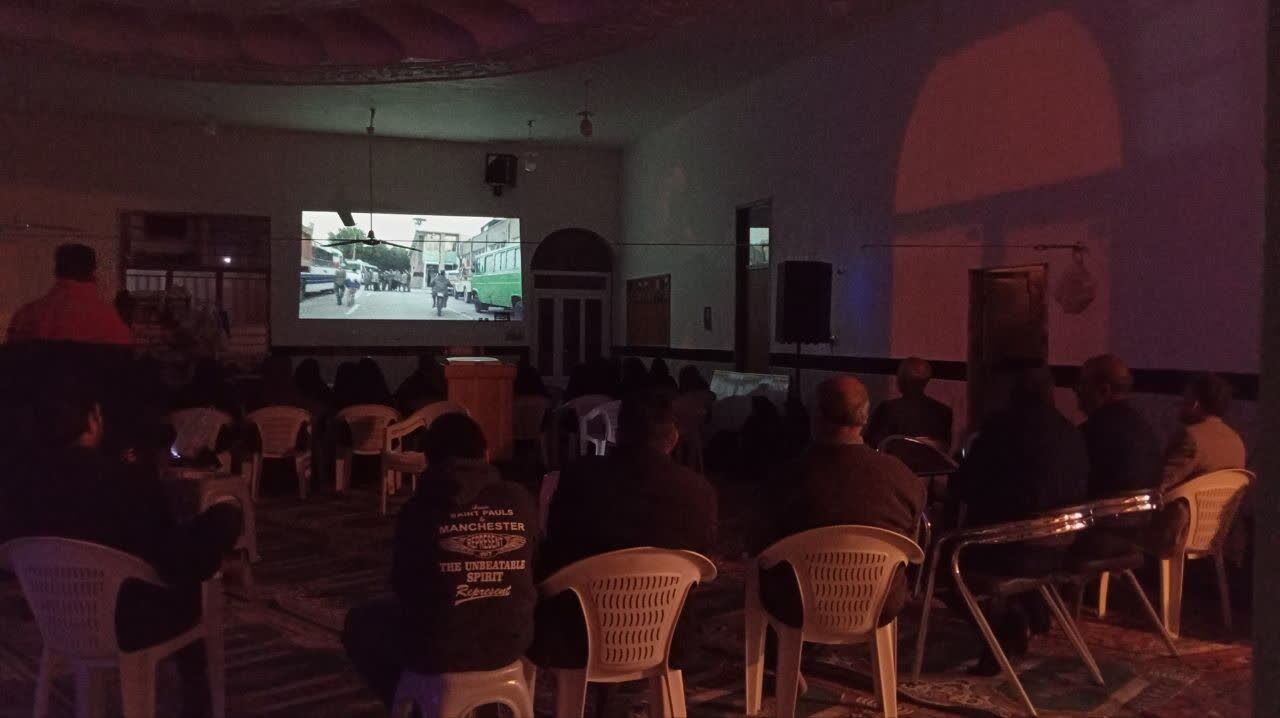 اکران مجنون در مسجد روستای ابویسان