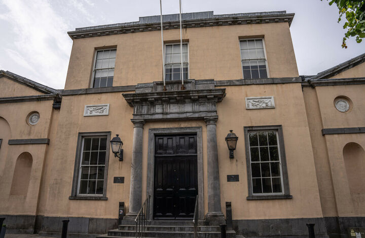 خنثی‌سازی حمله تروریستی به مسجد در ایرلند؛ دو متهم بازداشت و به دادگاه منتقل شدند