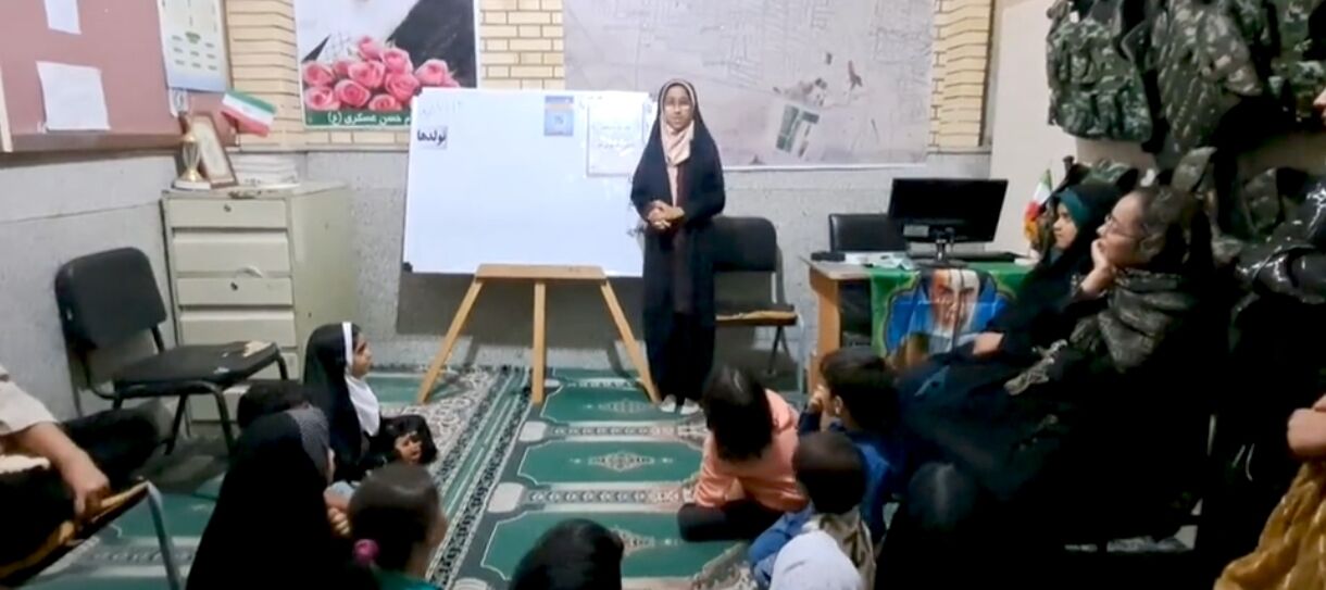 آموزش نقاشی به اعضای کانون فرهنگی هنری شهید ابراهیم هادی