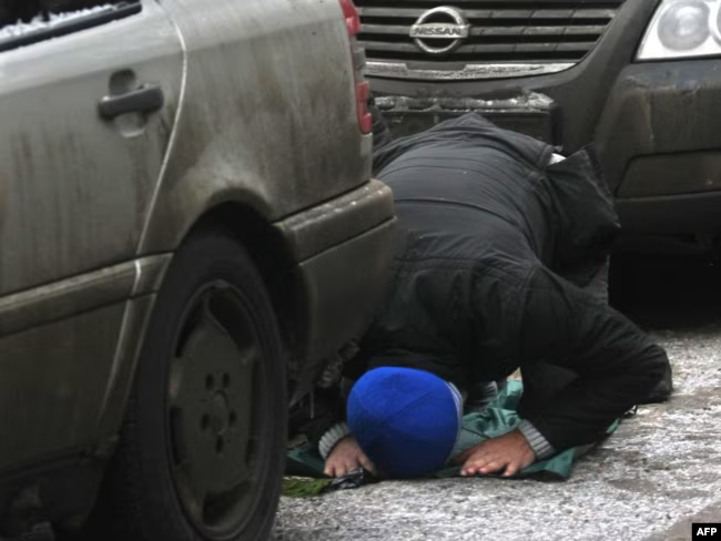 نماز راننده مهاجر در روسیه؛ از اعتراض مجازی تا بحث ملی درباره ادای نماز در اماکن عمومی