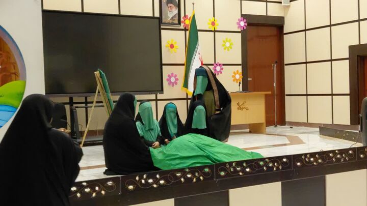 اجرای نمایش "پشت درهای سوخته" به روایت نوجوانان کانون فرهنگی هنری امام رضا(ع)