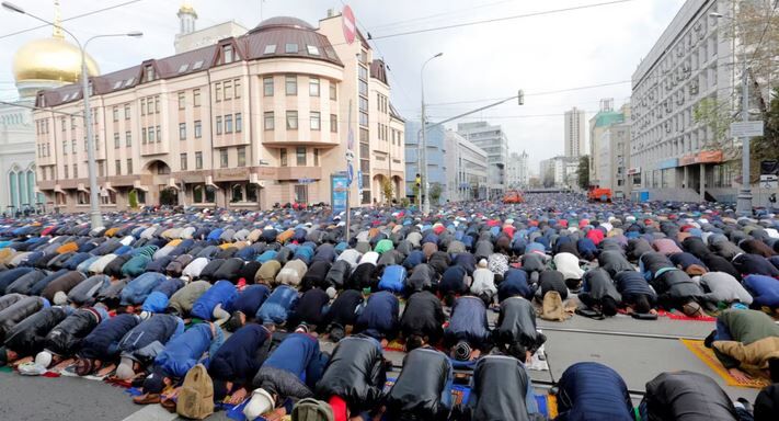 نماز راننده مهاجر در روسیه؛ از اعتراض مجازی تا بحث ملی درباره ادای نماز در اماکن عمومی