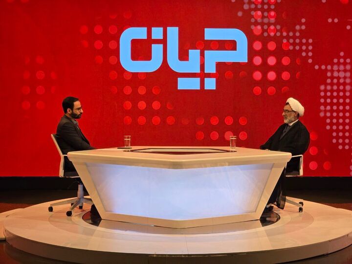 تمدن غرب با لبخند عمل می‌کند ولی ذاتش خونخوار است