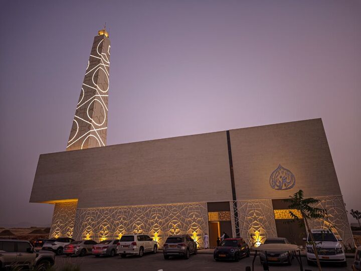 افتتاح جامع العِرفان در بوشر عمان؛ مجموعه‌ای با ظرفیت ۱۵۰۰ نمازگزار و طراحی مدرن اسلامی