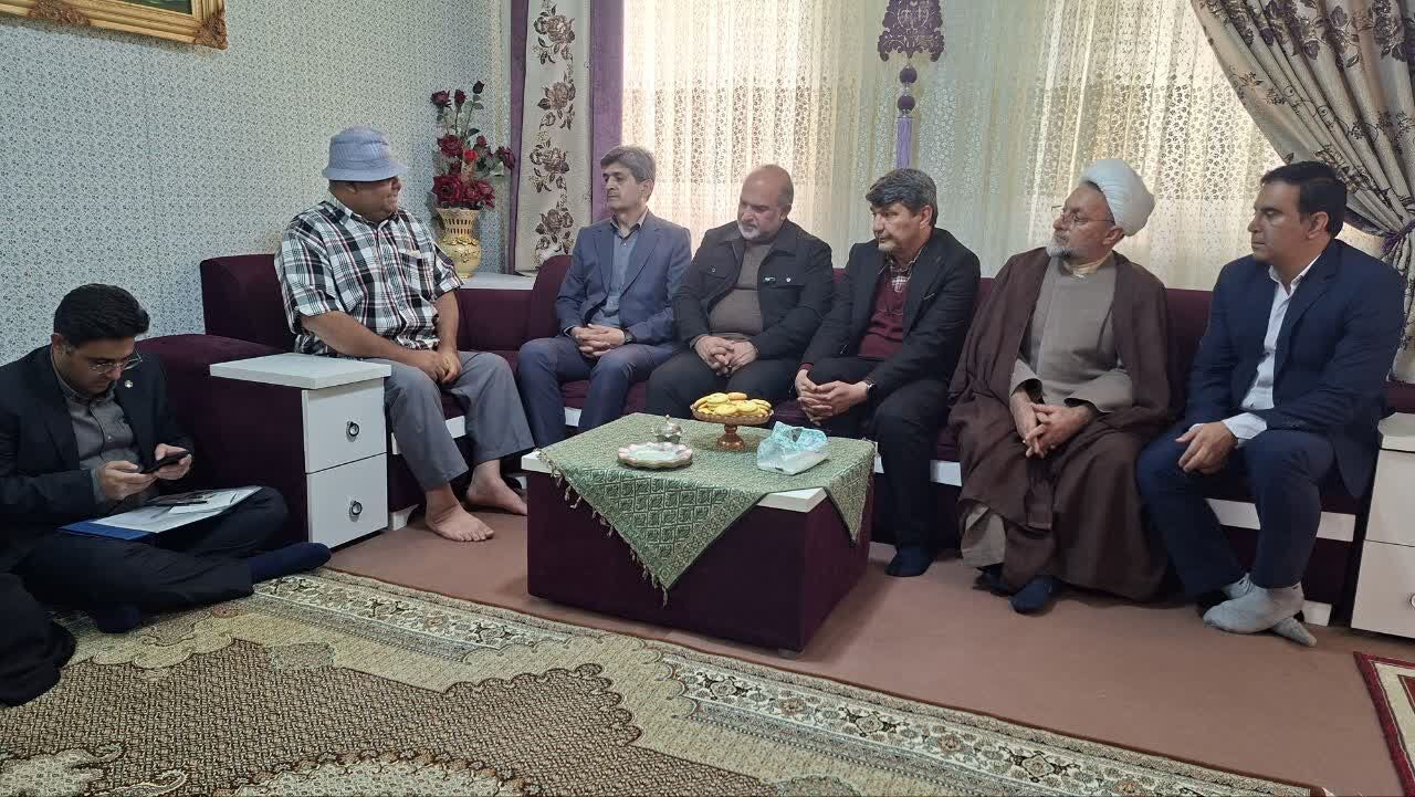 هنرمندان، گنجینه‌های معنوی کشور هستند