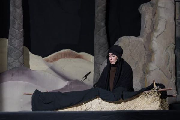 معاون قرآنی وزیر فرهنگ به تماشای نمایش آیینی «بانوی بینشان» نشست