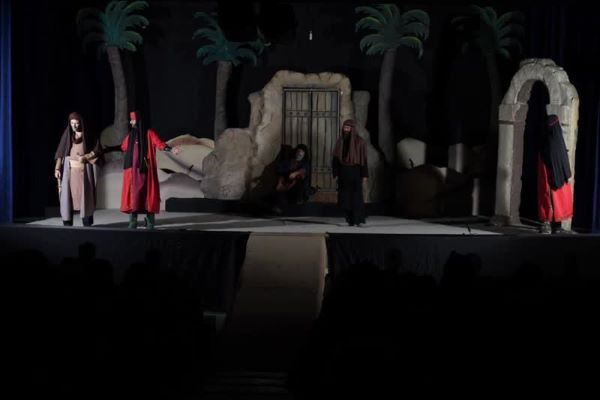 معاون قرآنی وزیر فرهنگ به تماشای نمایش آیینی «بانوی بینشان» نشست