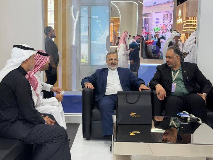 بازدید رئیس سازمان حج و زیارت از نمایشگاه حج ۱۴۴۷ در عربستان