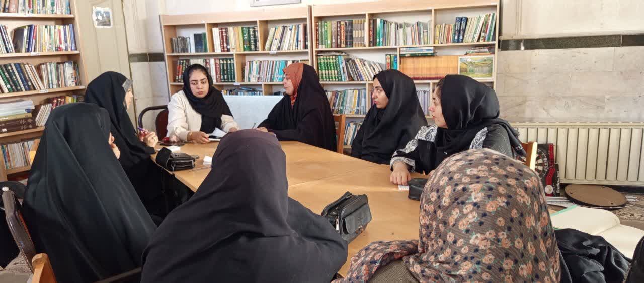 پاتوق گفتوگو فاطمی در کامیاران آغاز شد؛ ترویج فرهنگ گفتوگو و بازخوانی سیره حضرت زهرا (س)