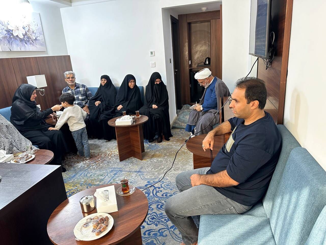 دیدار خانواده‌های شهدا با مسئول دفتر بعثه در مکه