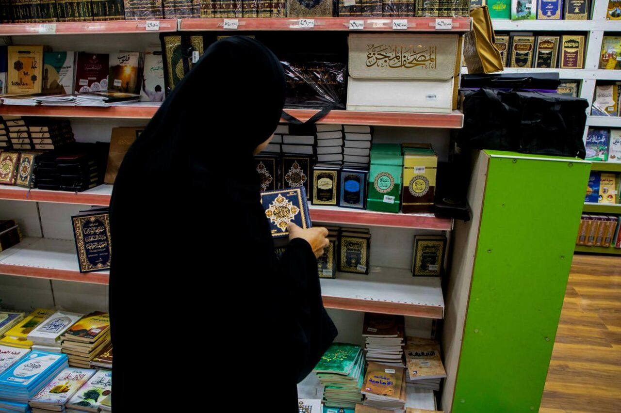 استقبال گسترده زائران از نمایشگاه دائمی کتاب بین الحرمین