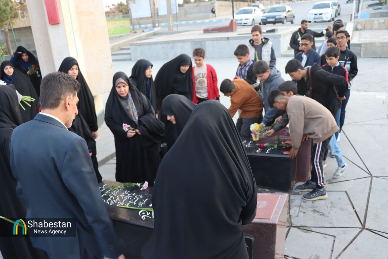 ادای احترام شرکت‌کنندگان جشنواره قرآنی «مدهامتان» به مقام والای شهیدان
