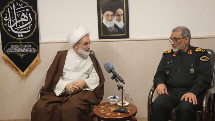 وحدت مردم و رهبری رمز اقتدار ایران اسلامی است