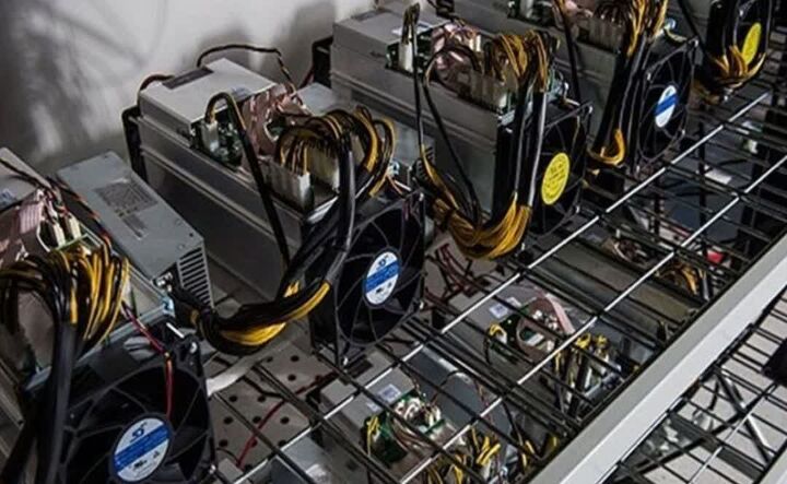 کشف و شناسایی ۸ دستگاه ماینر غیرمجاز در اراک 