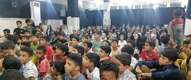 نمایش عروسکی "پونه خانم" در سوگ حضرت فاطمه(س)؛ استقبال پرشور کودکان میناب از برنامه‌ای نوین در آموزش معارف