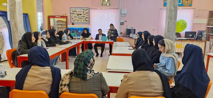 نشست چهل‌ونهم انجمن ادبی «رازاوه»؛ فرصتی برای تبادل اندیشه و تقویت هویت فرهنگی نوجوانان