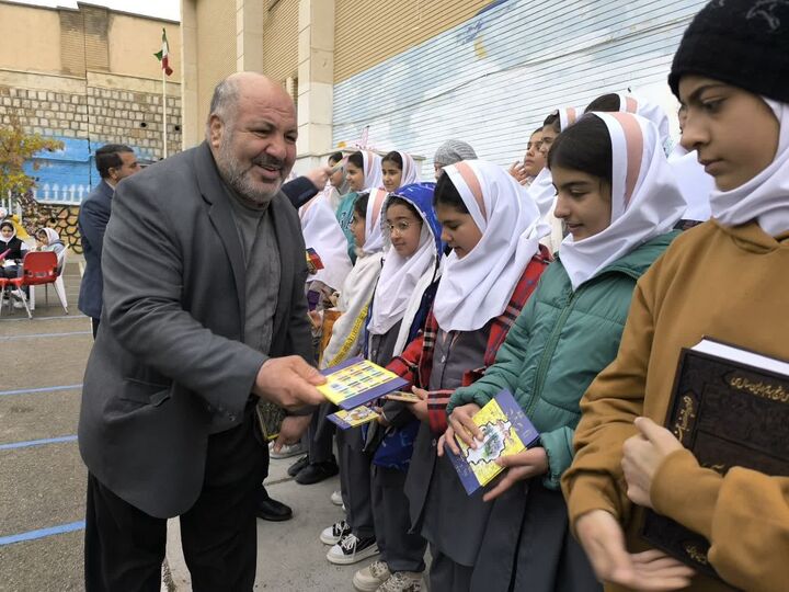 کتاب دوست همیشگی دانش‌آموزان است