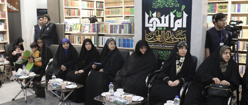 در کتاب‌هایتان جلوه‌ای از امام رضا(ع) را داشته باشید