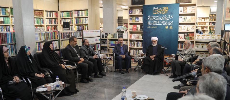 در کتاب‌هایتان جلوه‌ای از امام رضا(ع) را داشته باشید