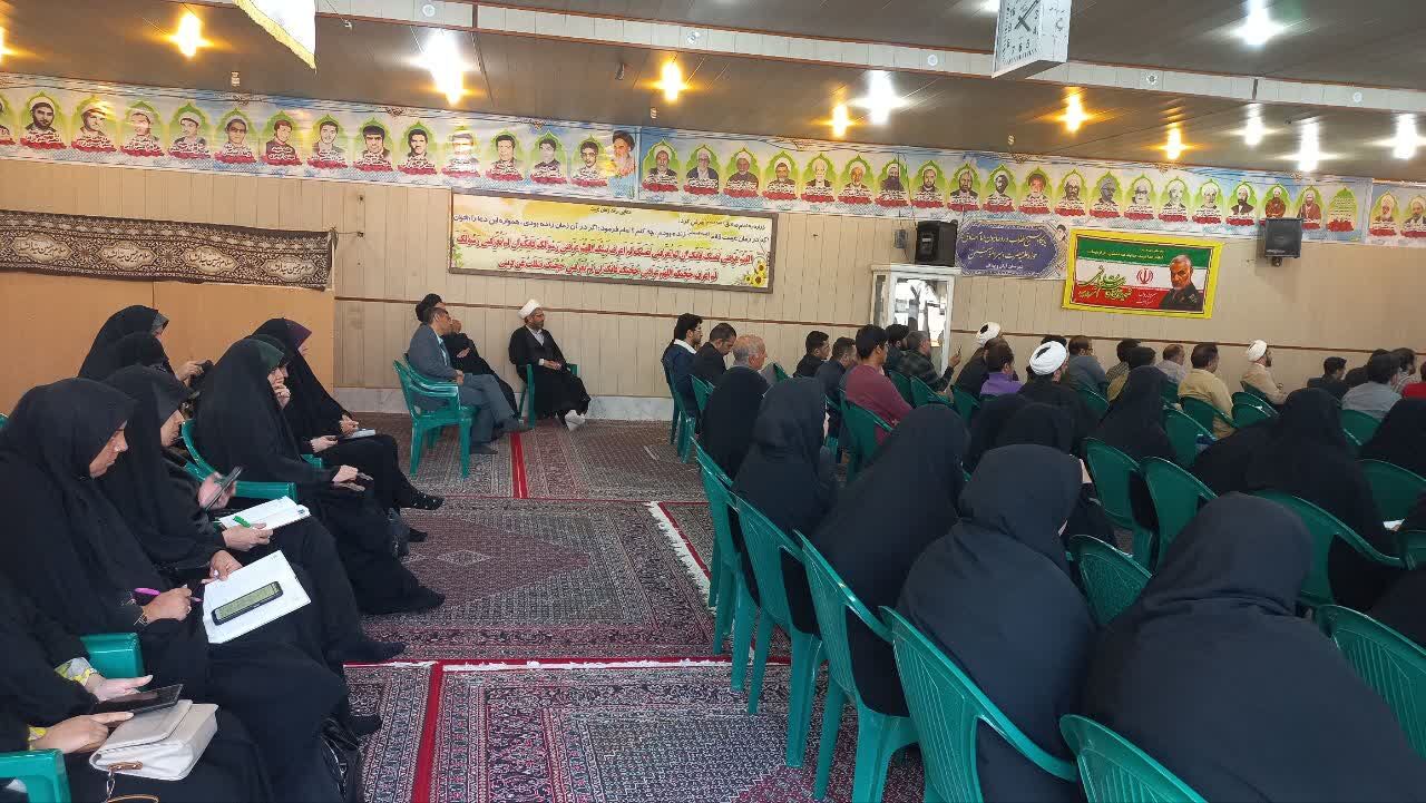 نخستین کارگاه «تدبر در قرآن کریم» با حضور ۱۲۰ حافظ و فعال قرآنی در آران و بیدگل برگزار شد