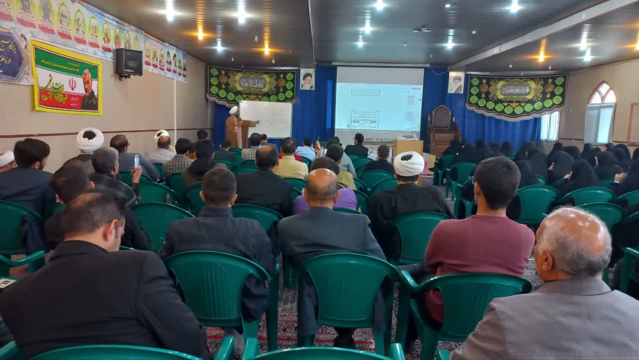 نخستین کارگاه «تدبر در قرآن کریم» با حضور ۱۲۰ حافظ و فعال قرآنی در آران و بیدگل برگزار شد