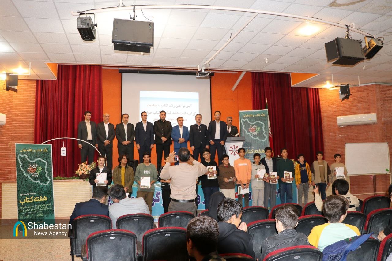 آیین زنگ کتاب در سنندج؛ طنین فرهنگ مطالعه در آغاز سی‌وسومین هفته کتاب جمهوری اسلامی ایران