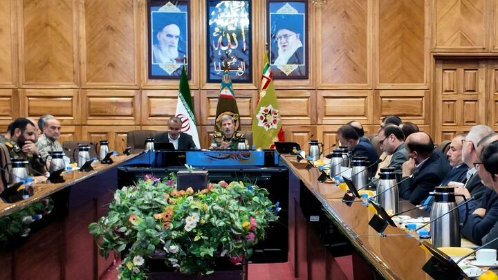 فرمانده کل ارتش: ارتقای مولفه‌های قدرت دفاعی را دنبال می‌کنیم